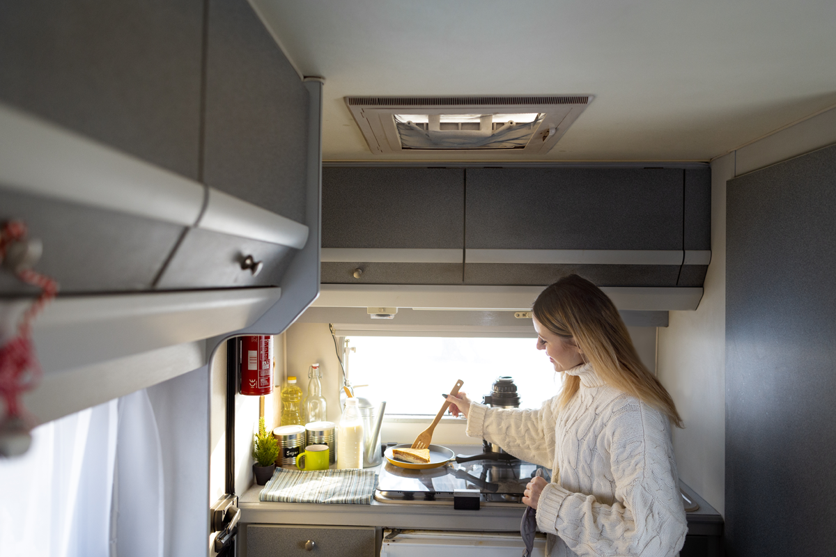 medium-shot-smiley-woman-cooking